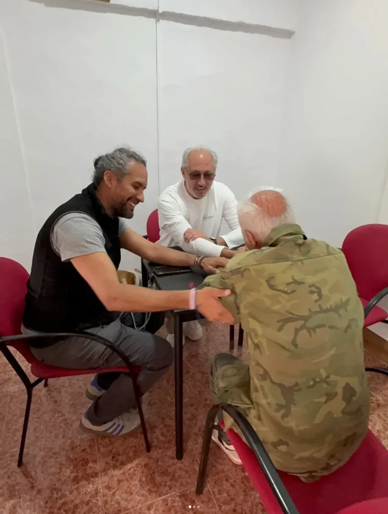 miembros de la casa de la esperanza compartiendo un momento de apoyo compañerismo y escucha activa con un hombre mayor